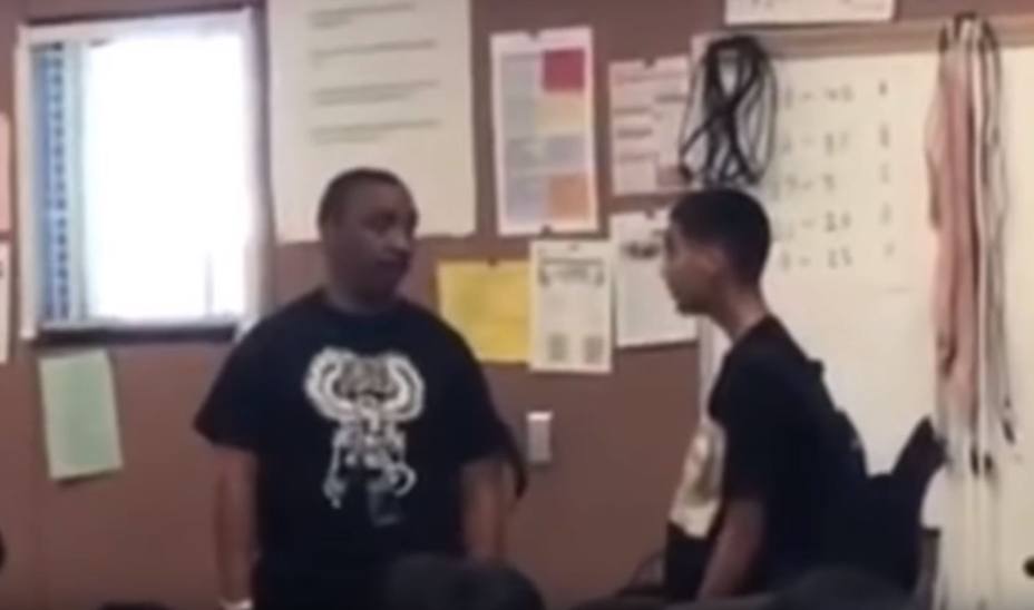 Brutal pelea entre un profesor y un alumno después de que este llamara “negrata” al docente