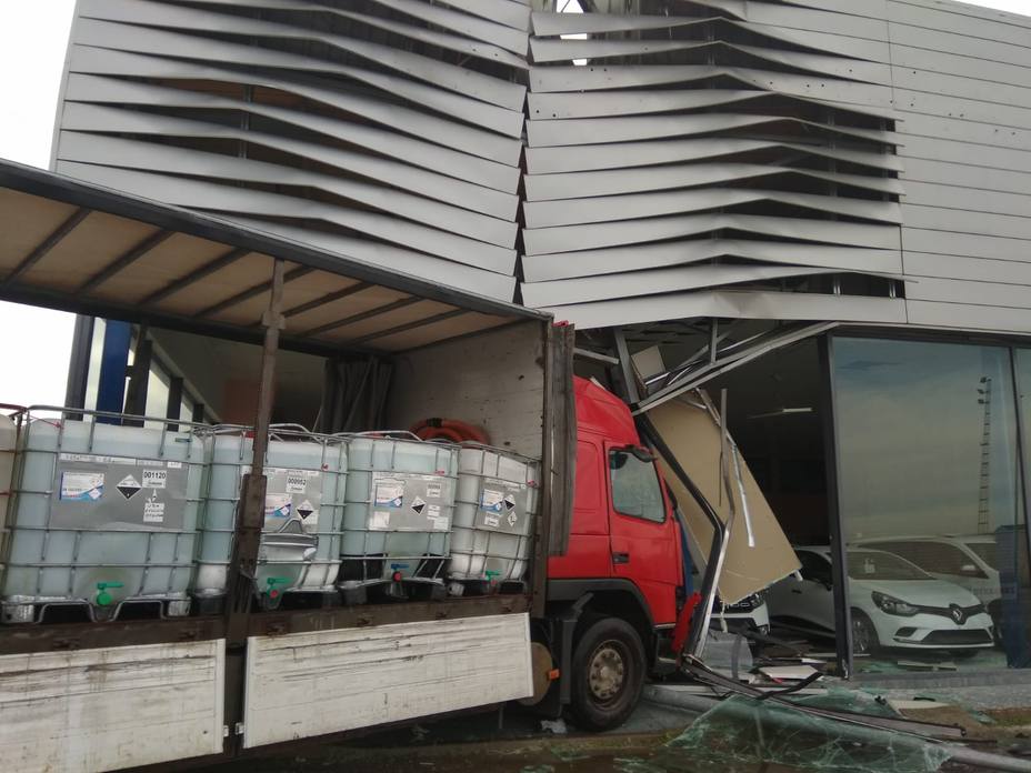 Camión cargado con hipoclorito empotrado en un concesionario de Zafra (Badajoz)