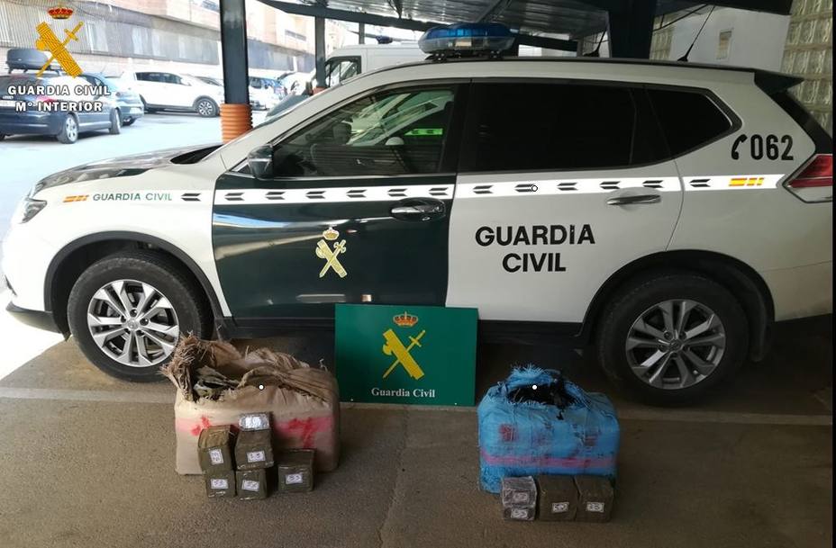 La Guardia Civil halla 67 kilos de hachís abandonados en la A-4 a su paso por Tembleque (Toledo)