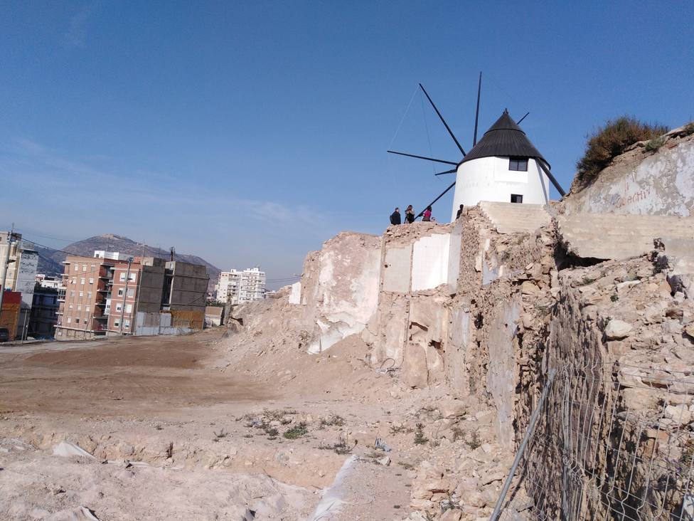 Castejón inaugura un molino en una zona desolada de la ciudad