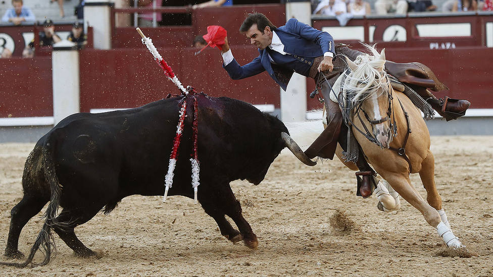Sergio Galán durante su actuación al quinto toro de Bohórquez, al que ha cortado una oreja de peso