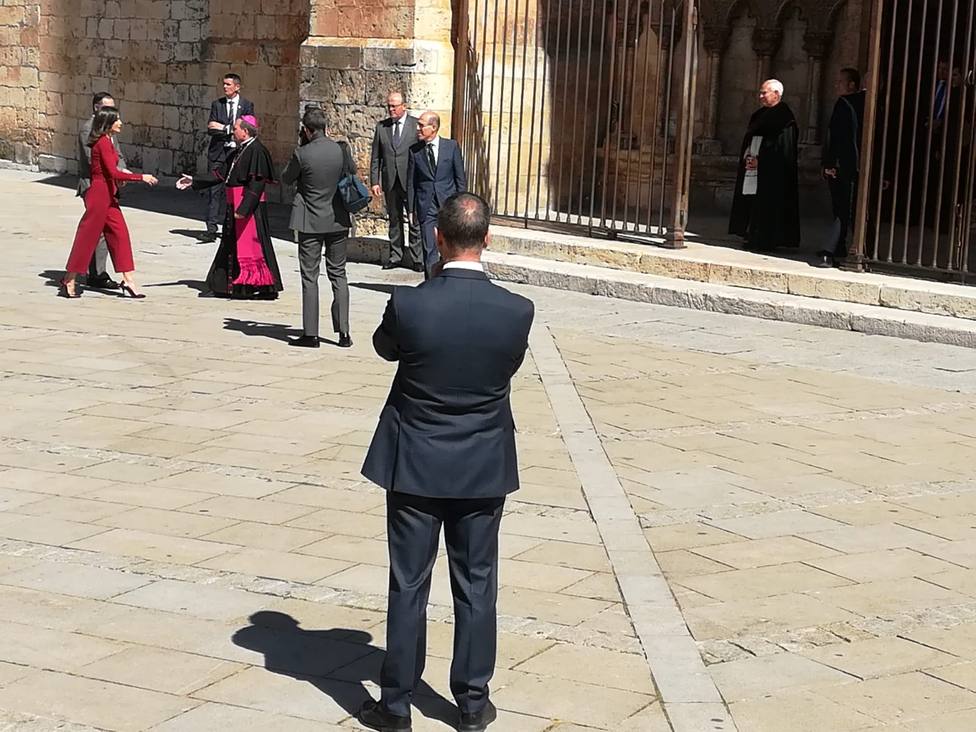 La Reina Letizia a su llegada a la catedral de El Burgo de Osma donde ha sido recibida por el obispo