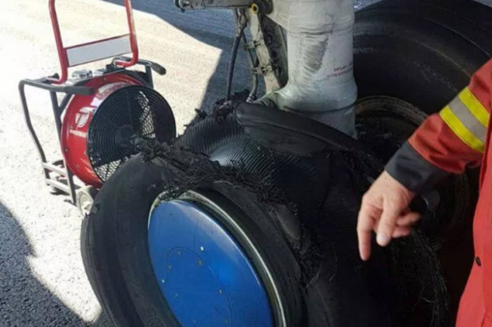 El espectacular aterrizaje de un avión al que se le había reventado un neumático