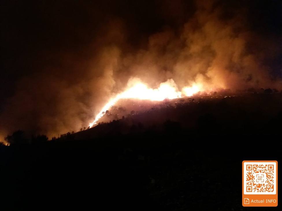 Más de 120 bomberos y 22 medios aéreos continúan trabajando en la extinción del incendio de Terque (Almería)