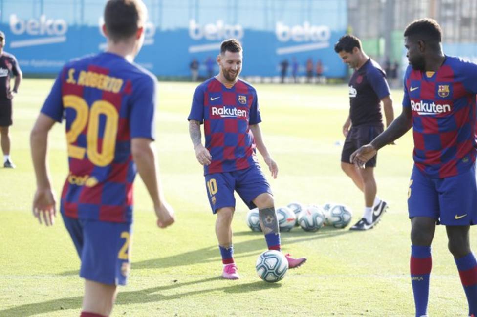 Messi se entrena ya con sus compañeros (fcbarcelona)