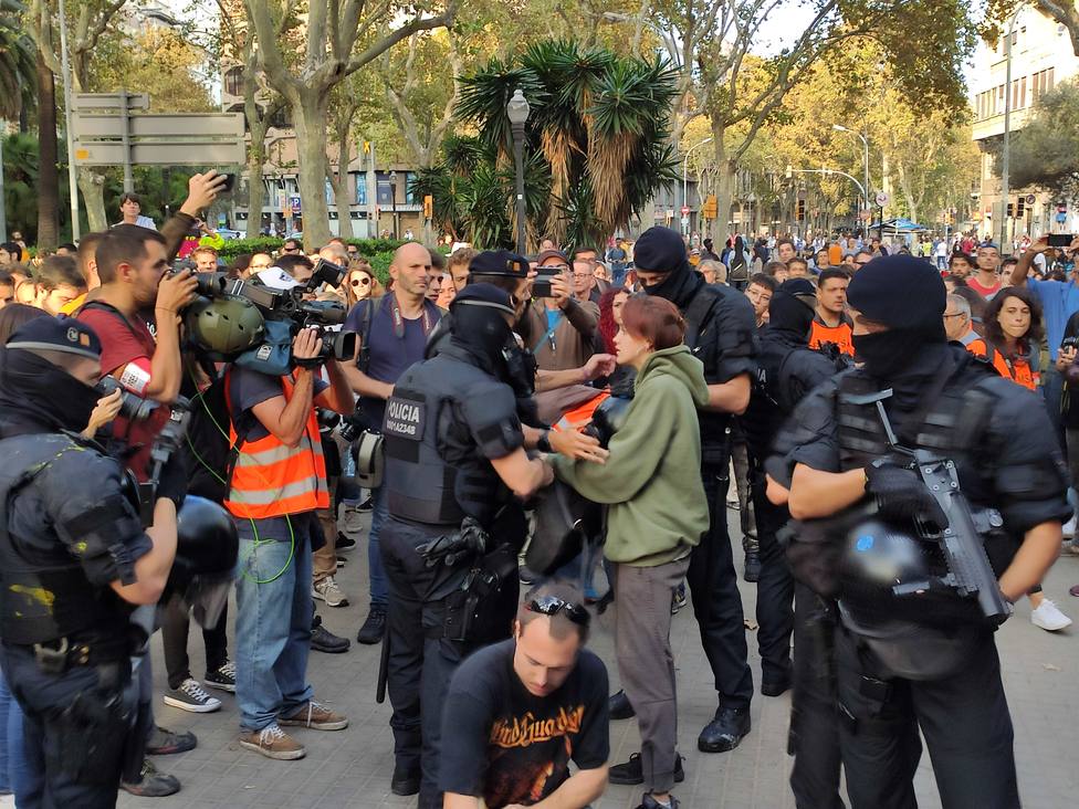 Los Mossos registran en Barcelona a quienes acceden al lugar de la concentración