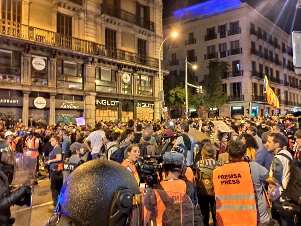 Un grupo de manifestantes en Barcelona lanza botellas a la Policía pero el resto lo reprocha