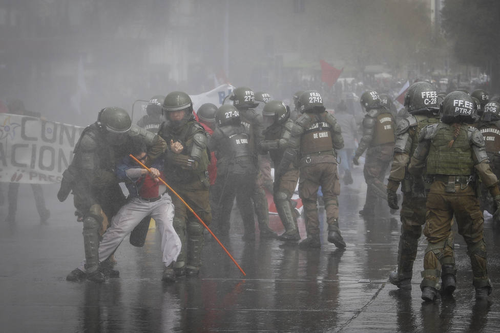 05 September 2019, Chile, Santiago: Security forces arrest a demonstrator, who takes part in an unauthorized protest against corruption and for better conditions for education, health care and the pension system. Photo: Sebastian Beltran Gaete/Agenci
