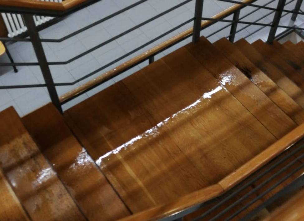 El agua de la lluvia caía de manera directa sobre las escaleras - FOTO: Cedida
