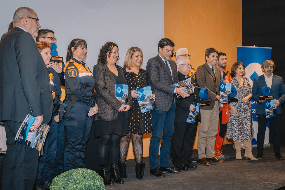 Foto de familia con los premiados y las autoridades en la presentación del Anuario 2019