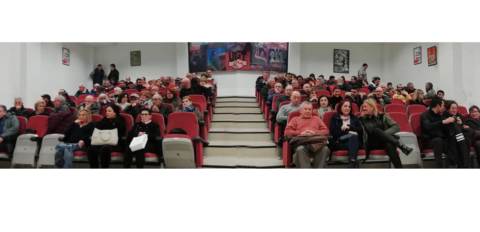 Afiliados del PSOE de Ferrol en la asamblea celebrada este martes en el salón de actos de la UGT