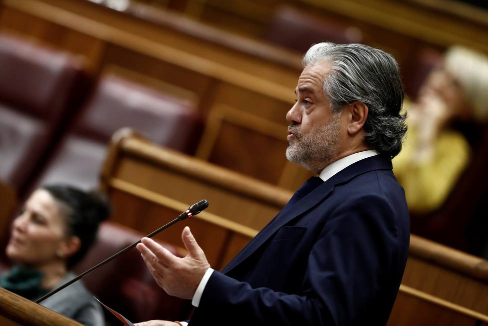 De Quinto (Cs) pone en duda que España siga siendo una democracia y Puente (PSOE) le aconseja unirse a Vox