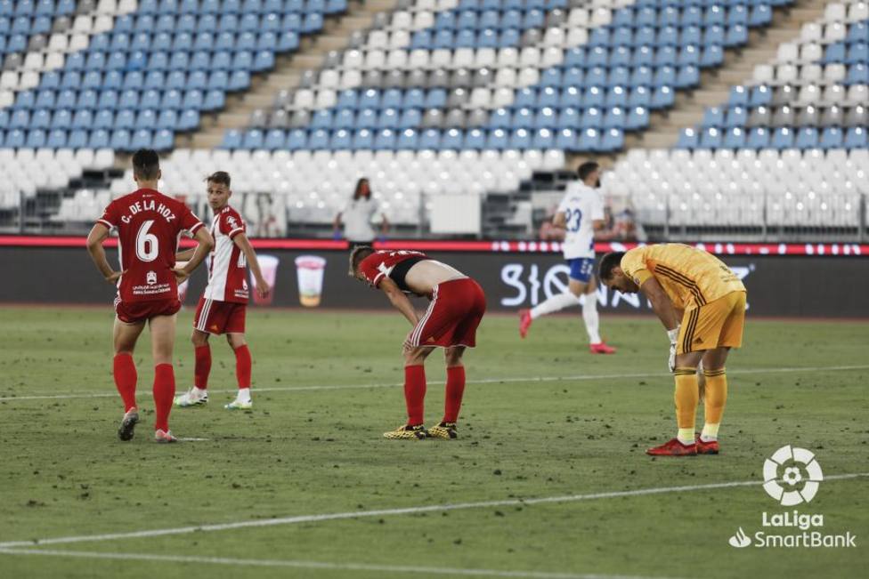 Jugadores de la UDA, desolados tras marcar el Tenerife (1-2)