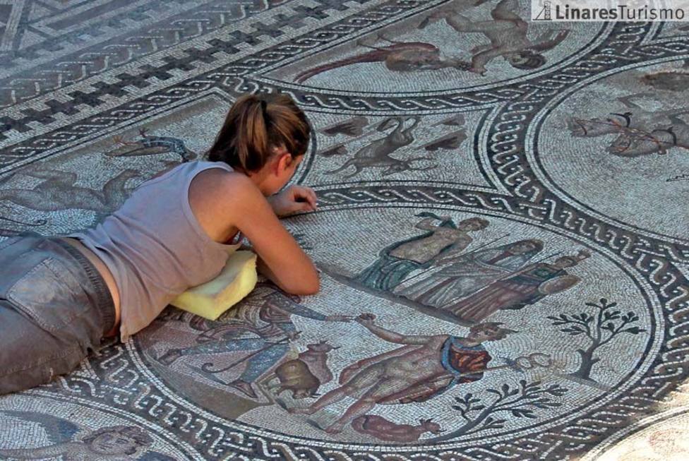 Arqueóloga en el Mosaico de los Amores. IMAGEN: Turismo Linares