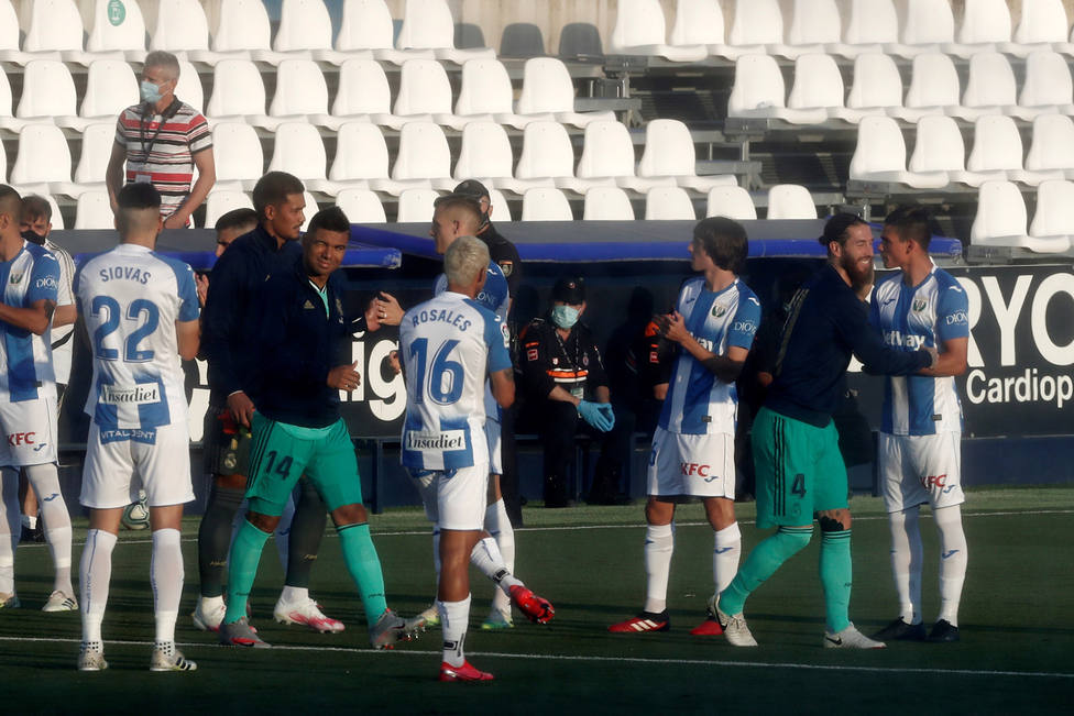 Los jugadores del Leganés hacen el pasillo a los campeones de Liga (EFE)