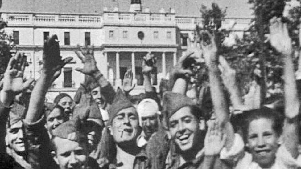 Tropas Nacionales celebran la entrada en Badajoz en la Plaza de España
