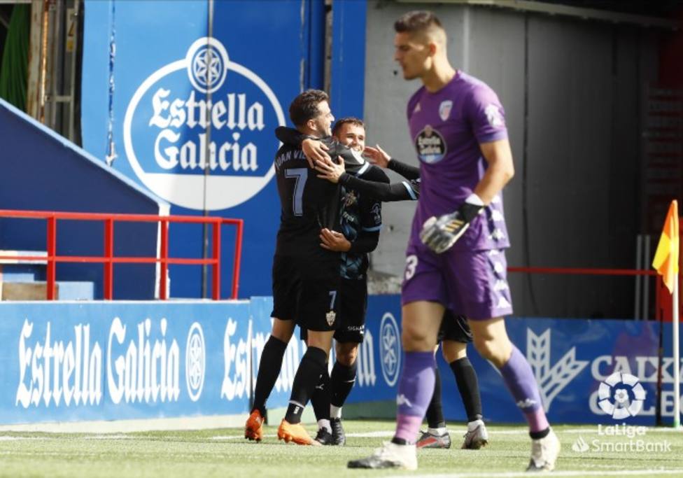 Juan Villar felicita a Aketxe por su gol