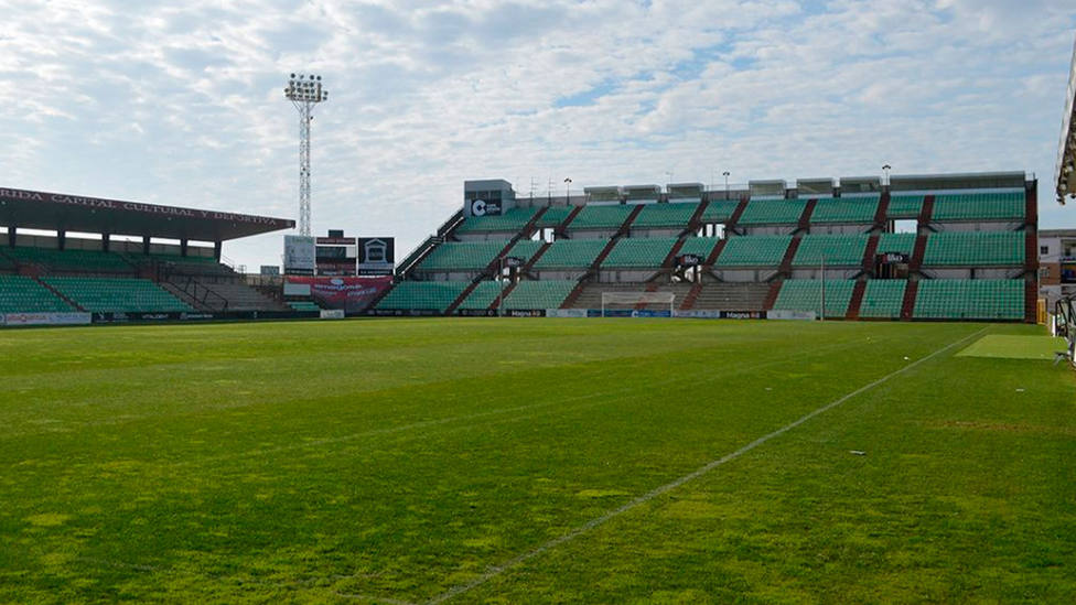 Una de las gradas del campo de fútbol de Mérida (IMAGEN: AD Mérida)
