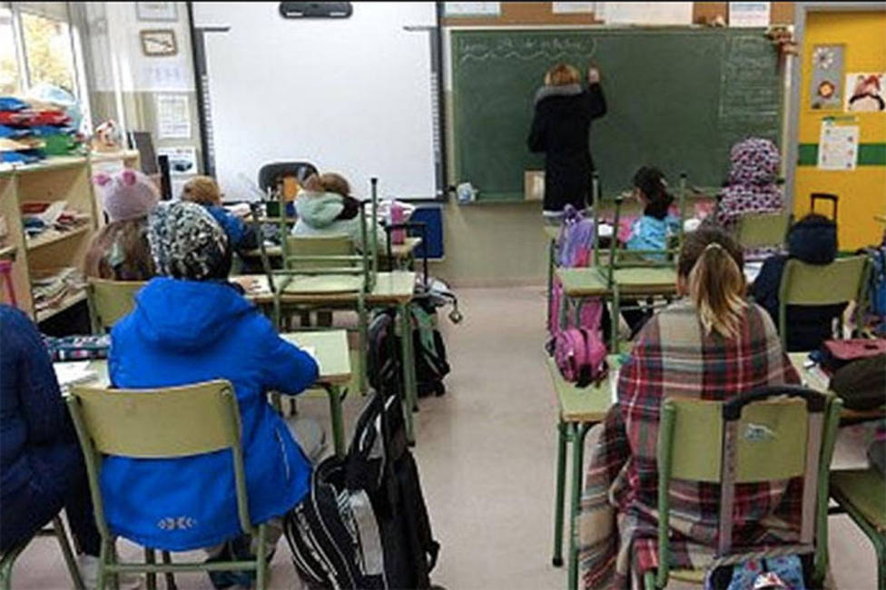 Alumnos con abrigos en un aula