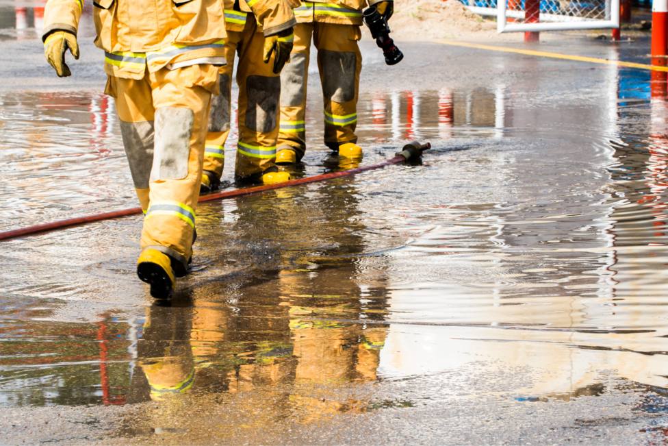 Foto de archivo de un grupo de bomberos con trajes de aguas
