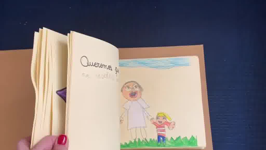 Cuaderno con los dibujos para el Papa
