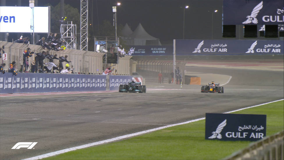 Hamilton conquista la primera victoria tras un mano a mano con Verstappen
