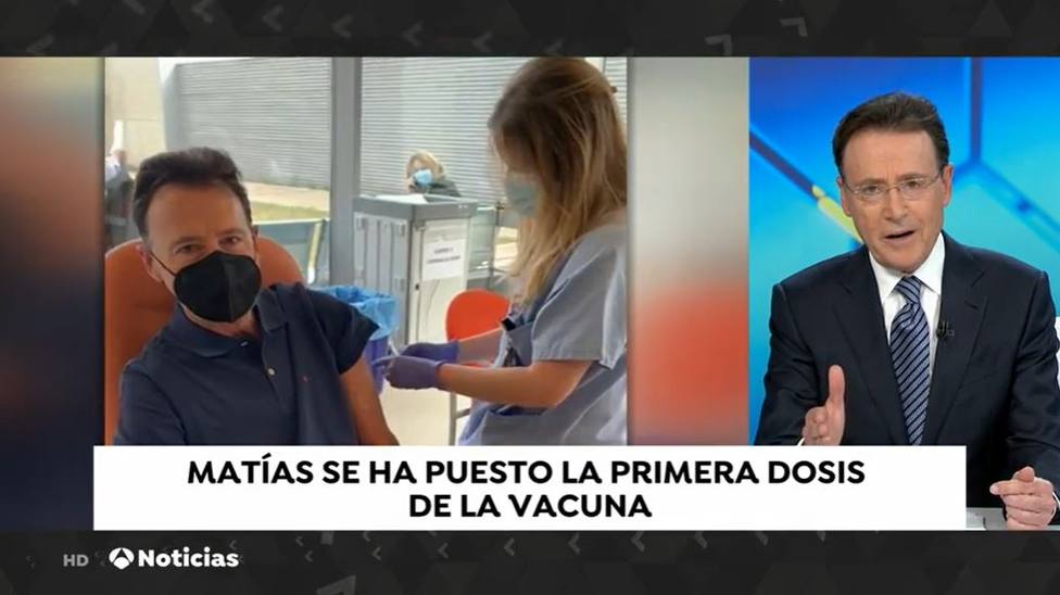 Matías Prats explica a Mónica Carrillo cómo se siente tras recibir la primera dosis de la vacuna