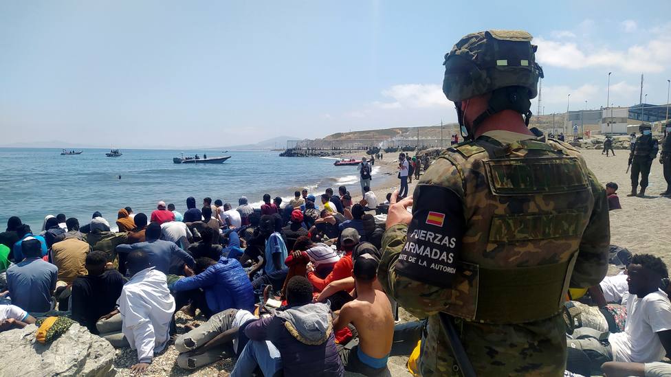Pedro Sánchez aterriza en Ceuta en plena crisis migratoria