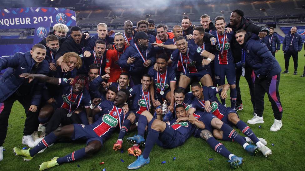 El PSG posa con trofeo de campeón de la Copa de Francia