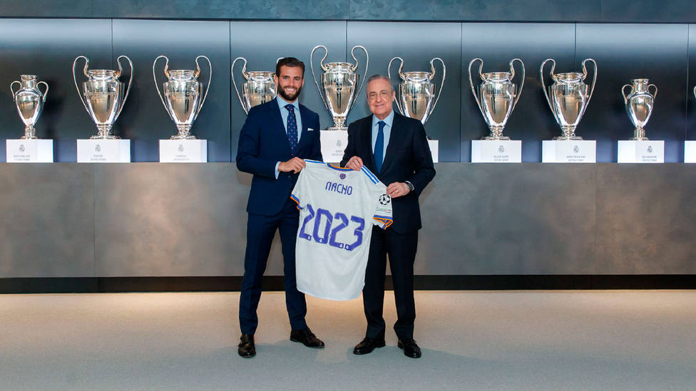 Nacho Fernández, junto a Florentino Pérez, tras firmar hasta el año 2023 (FOTO: Real Madrid)