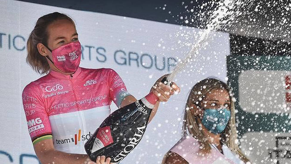 Anna Van der Breggen celebrando su título como campeona del Giro de Italia.