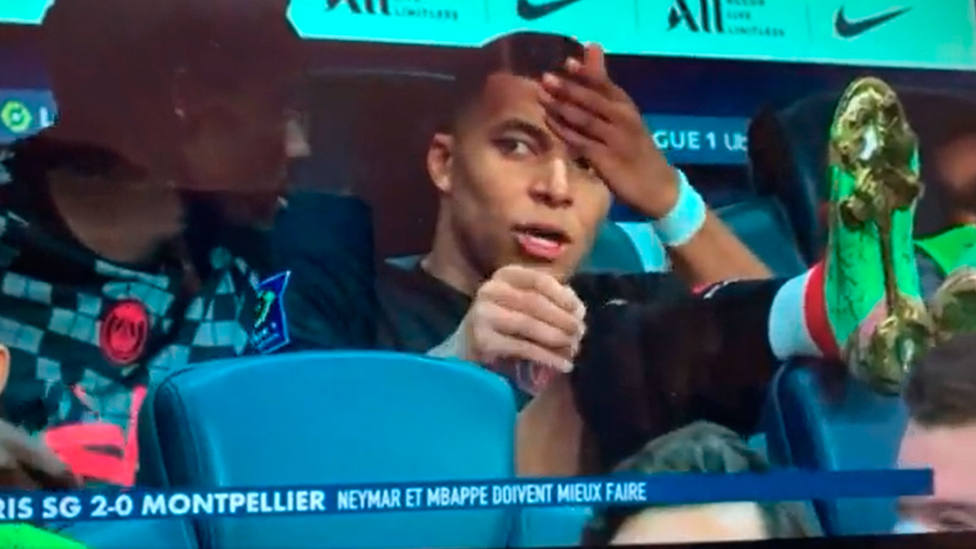 Mbappé, en el banquillo hablando de Neymar