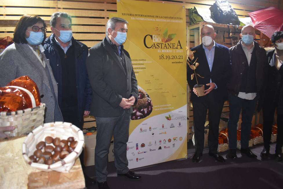 El consejero de Agricultura visita la Feria Internacional de la Castañicultura de El Bierzo