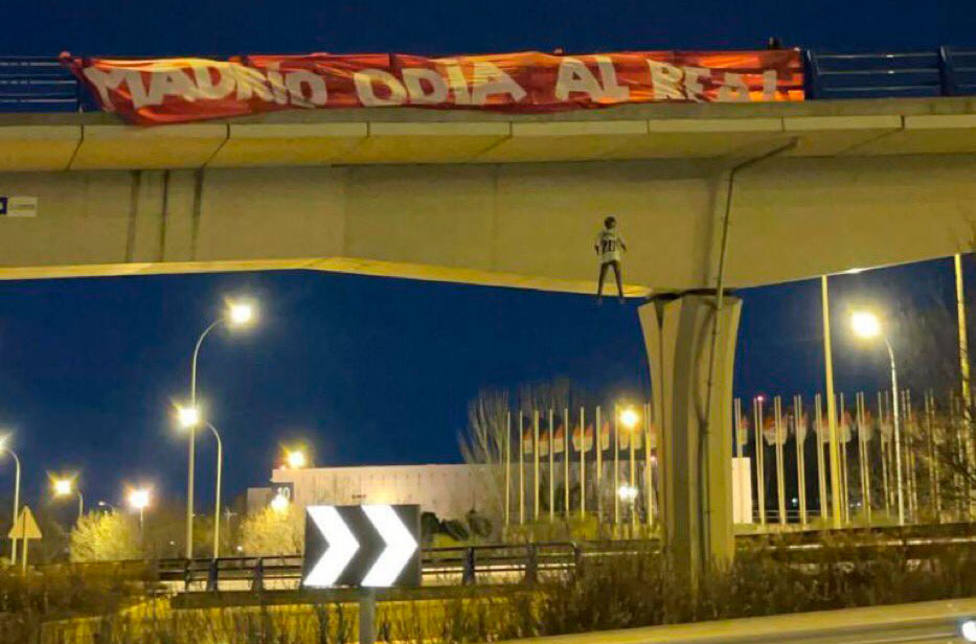 Pancarta colgada contra Vinicius de un puente de Madrid esta madrugada