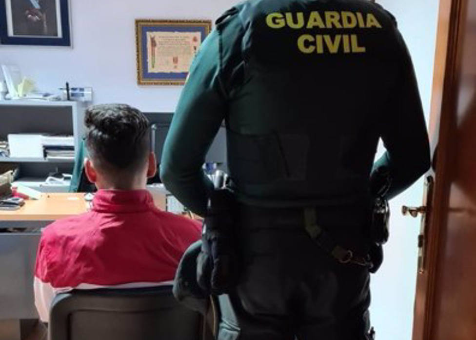 Detenido en Puerto Serrano mientras vendía droga a un grupo de jóvenes