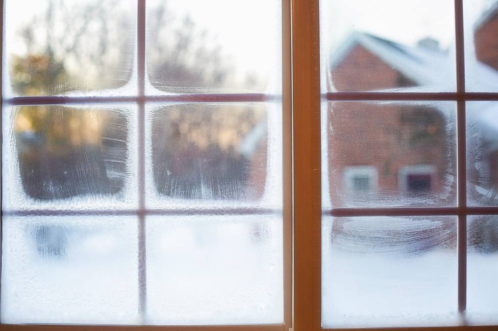 Ficha los trucos más fáciles para evitar que entre frío por las ventanas y  puertas