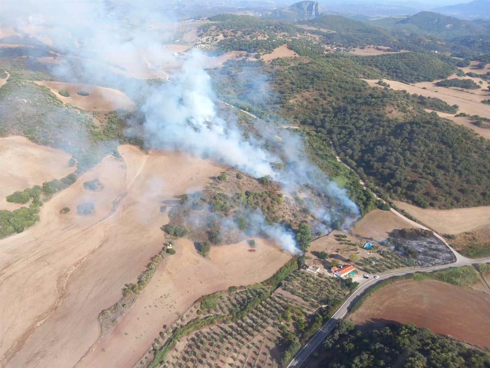 Efectivos del Infoca trabajan en la extinción de un incendio en Puerto Serrano