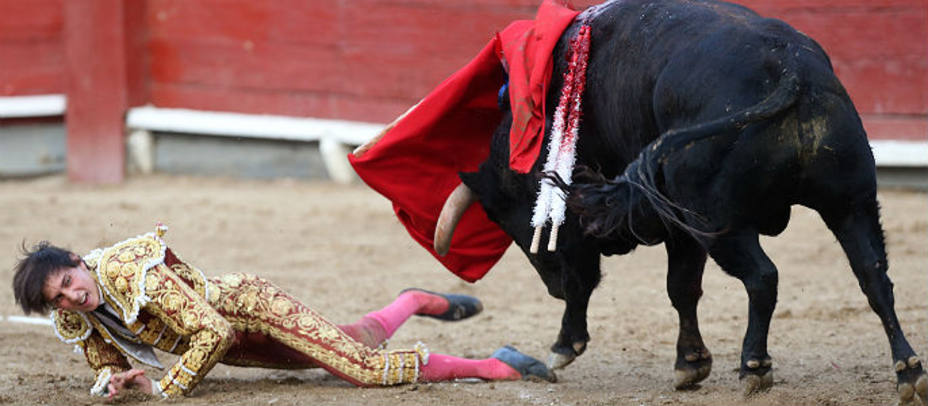 Momento del percance que sufrió Andrés Roca Rey el domingo en la plaza de toros de Acho en Lima. EFE