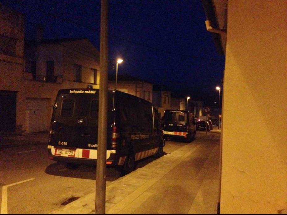 Vehículos de los Mossos DEsquadra durante la operación antiyihadista. @mossos