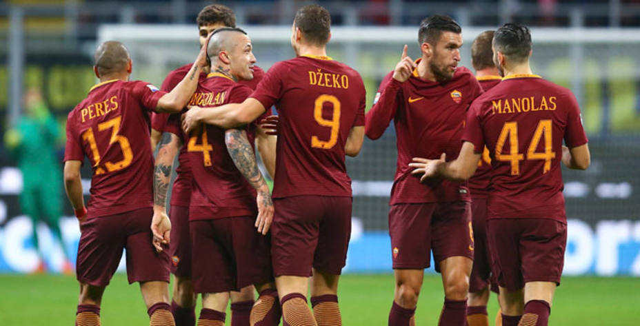 Un doblete de Nainggolan mantiene a la Roma en la segunda posición del Calcio. Reuters.