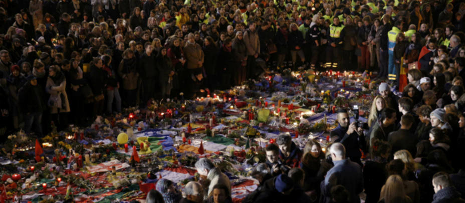 Cientos de personas homenajean a las víctimas el pasado viernes en la Plaza de la Bourse. REUTERS/Christian Hartmann