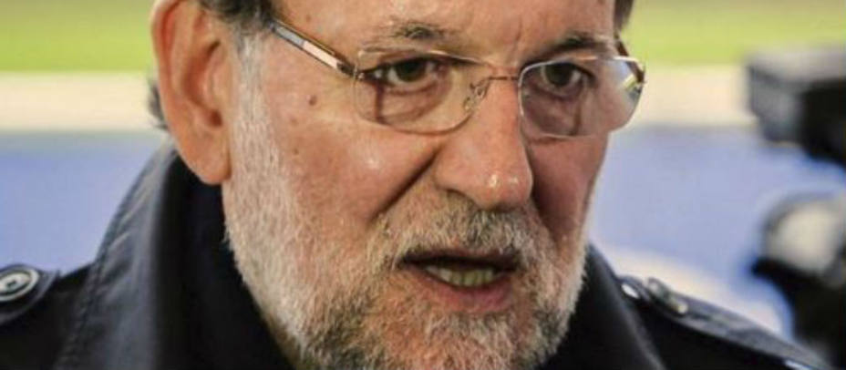 Rajoy contestando a los periodistas a la entrada de la reunión de la UE sobre los inmigrantes. EFE