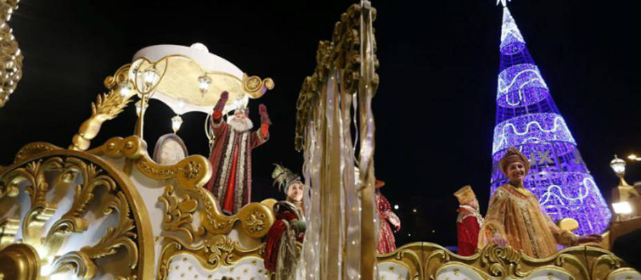 La carroza del Rey Melchor por las calles del centro de Madrid. EFE