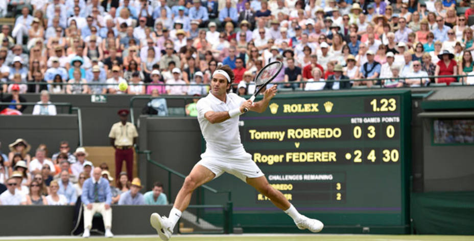 Federer alcanzó los cuartos de final de Wimbledon. Reuters.