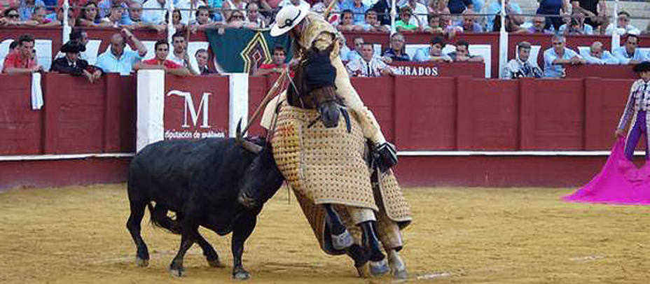 Momento del puyazo premiado de Tito Sandoval al toro de Miura en Málaga