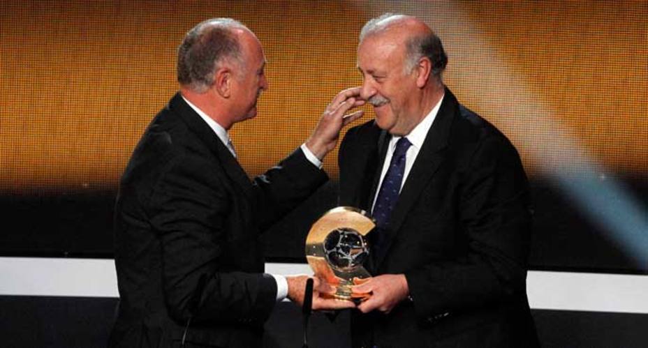 Vicente Del Bosque recibe el galardón de manos de Luis Felipe Scolari (Reuters)
