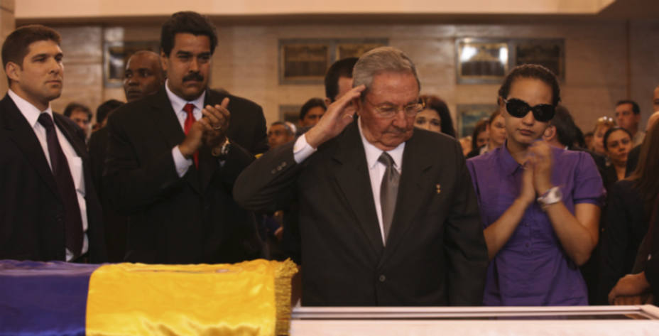 Raúl Castro dirige un saludo militar al féretro de Hugo Chávez. REUTERS