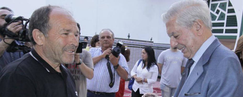 El escritor Mario Vargas Llosa en la mezquita Muley El Mehdi