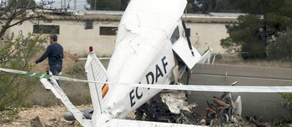 Cola de la avioneta que ha caído a unos 500 metros de la localidad de Castalla (Alicante)