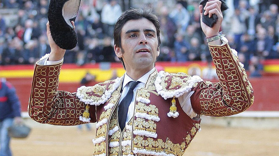 Miguel Ángel Perera con la oreja cortada este jueves en la plaza de Castellón